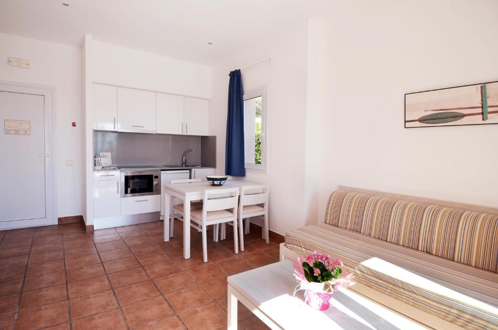 Apartamentos Mar Blau — Hotel rooms in Son Bou, Balearic Islands