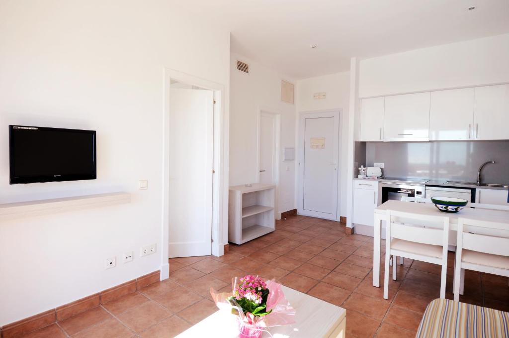 Apartamentos Mar Blau — Hotel rooms in Son Bou, Balearic Islands