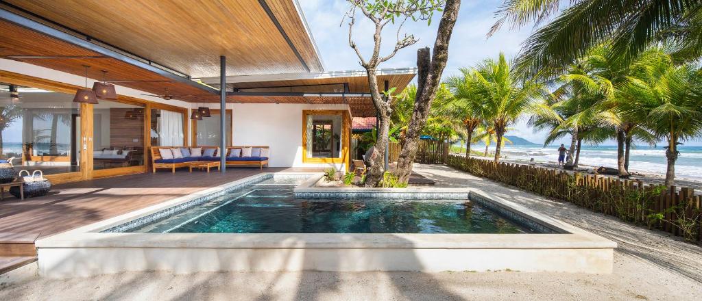 Luxury Beachfront Villa Akoya — Hotel in Santa Teresa