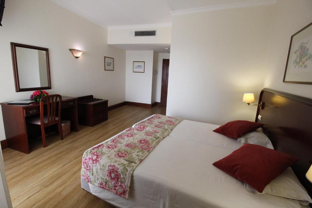 Suite Hotel Jardins Da Ajuda — Hotel rooms in Funchal, Madeira
