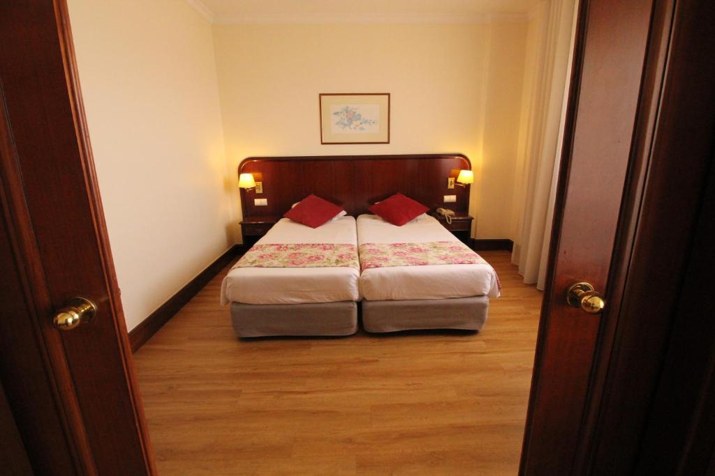 Suite Hotel Jardins Da Ajuda — Hotel rooms in Funchal, Madeira