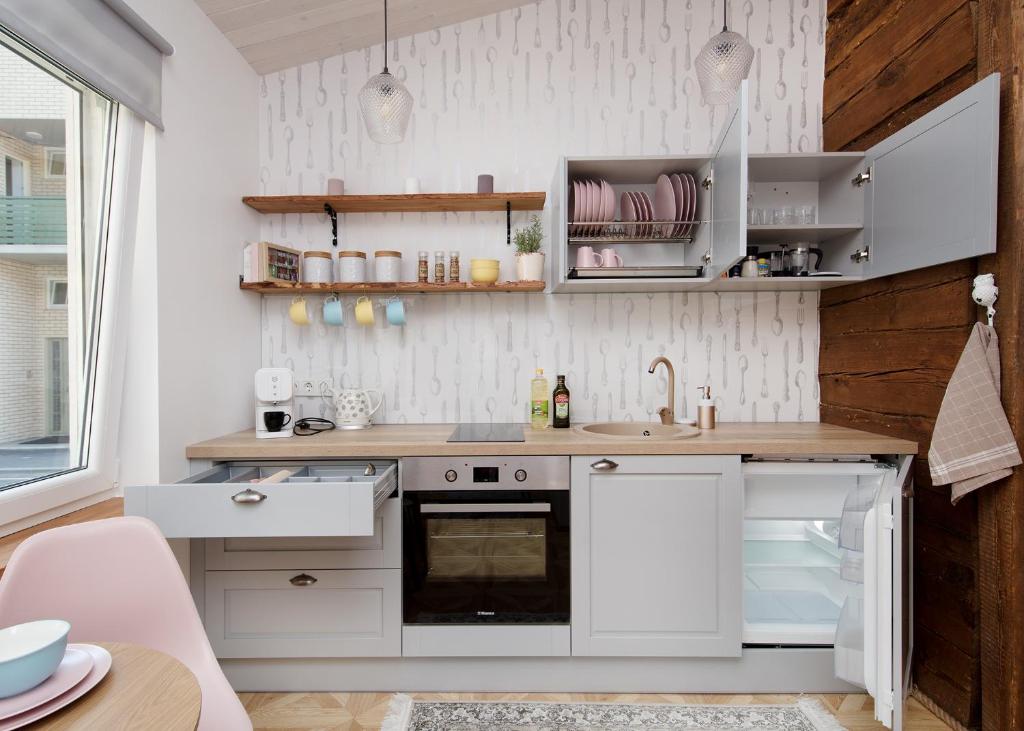 Kitchen, Cute apartment, next to old town, with free parking in Tallinn