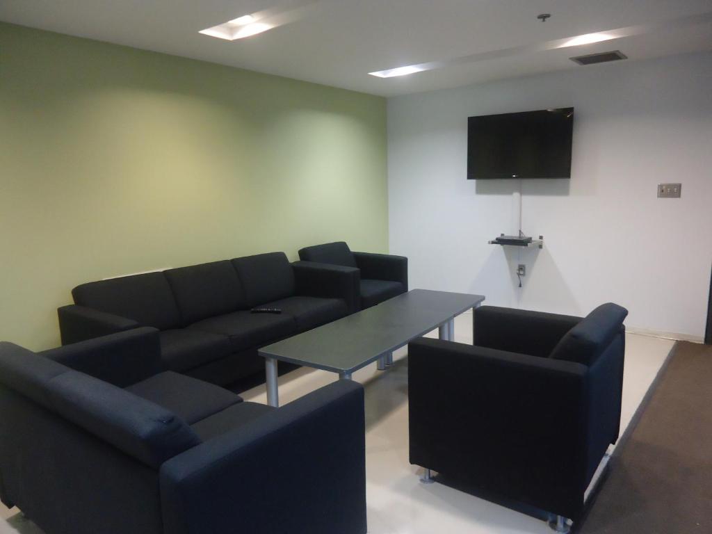 Shared lounge/TV area, University of Toronto-New College Residence-45 Willcocks Residence in Toronto (ON)