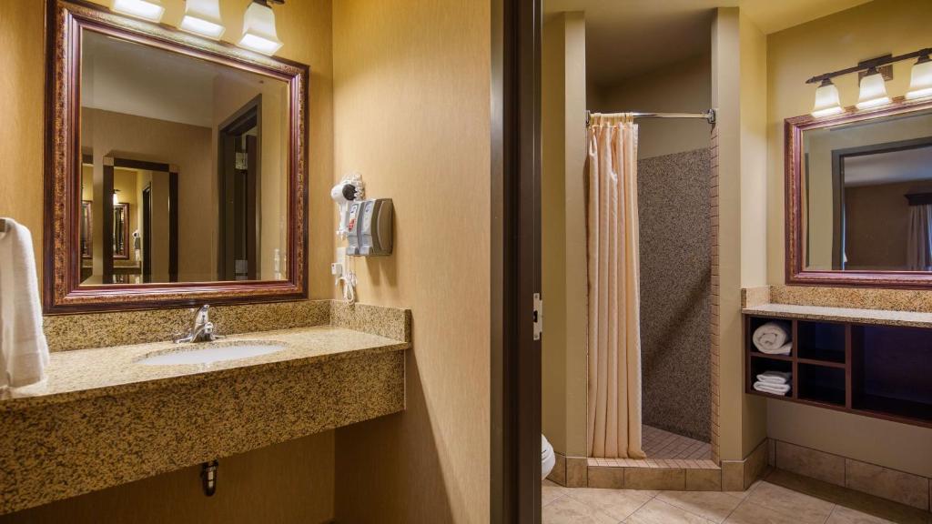 Crandon Inn & Suites photo
