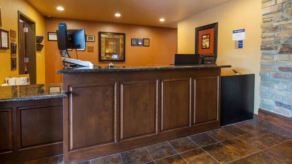 Crandon Inn & Suites photo