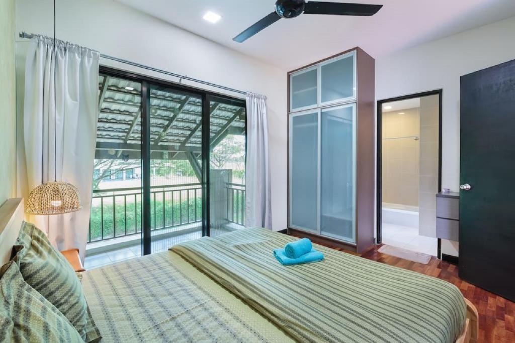 Modern Bali Resort by HostaHome, 10mins to Legoland photo