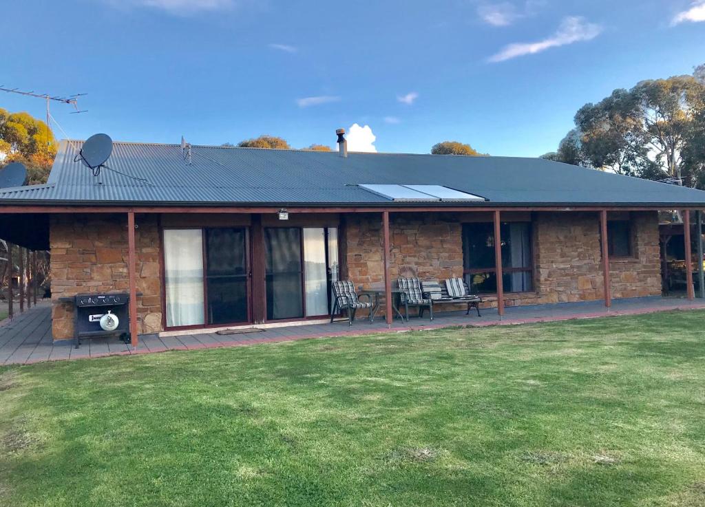 Bee’s Place - 3 bedroom home on 10 acres of land with distant ocean views photo