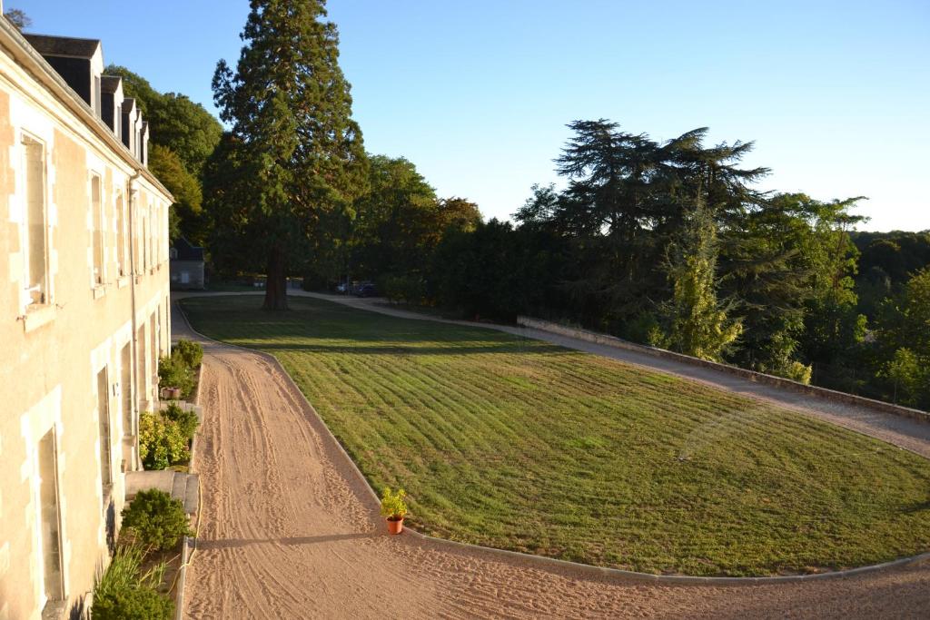 Chateau de Saint Ouen les Vignes photo