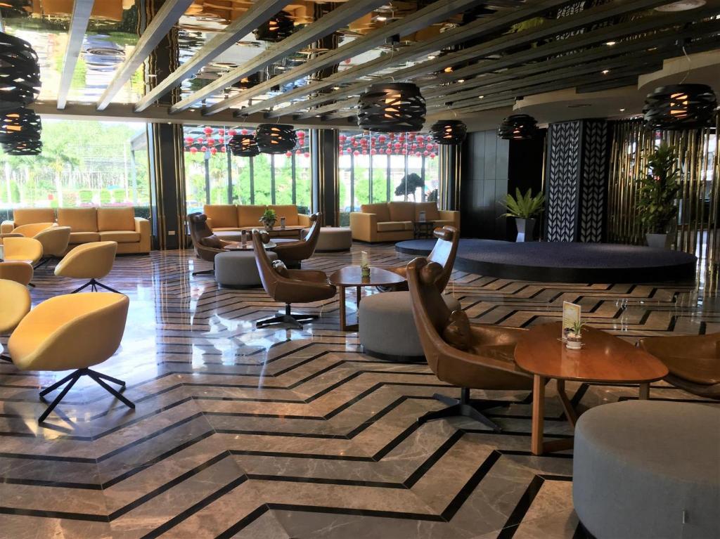 Shared lounge/TV area, M Hotel Danok in Hat Yai