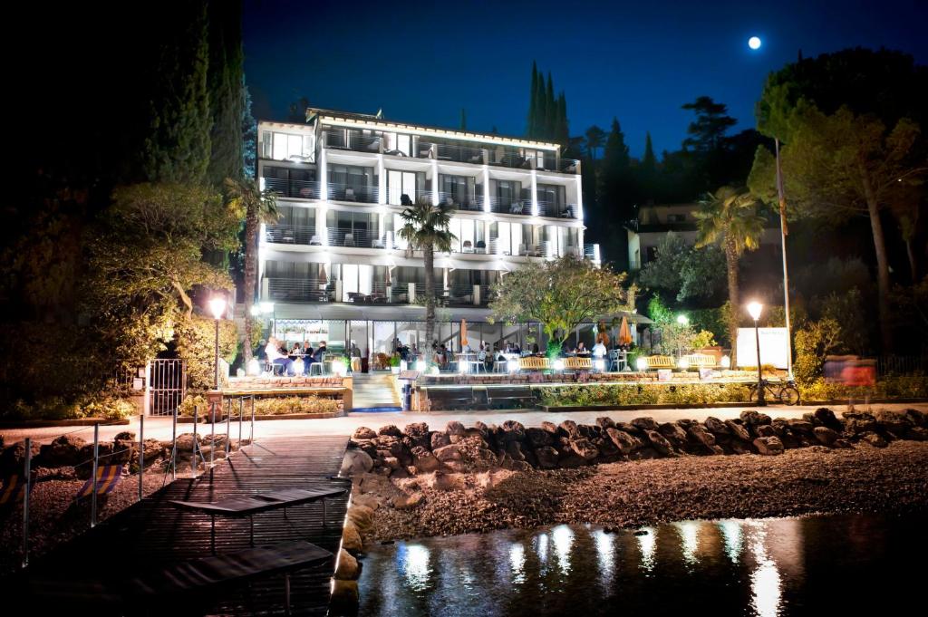 Beach Hotel Du Lac Malcesine — Hotel building in Malcesine, Veneto
