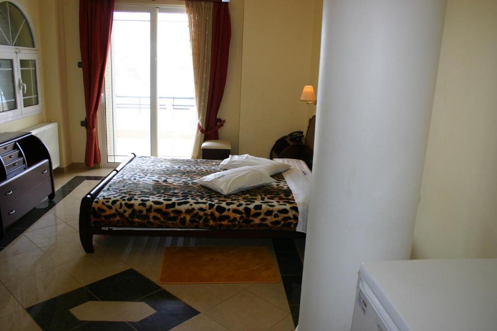 Petit Palais Hotel — Pokoje in Loutraki, Peloponez
