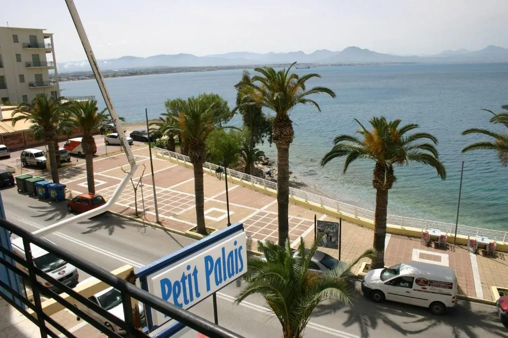 Petit Palais Hotel, hotel in Loutraki