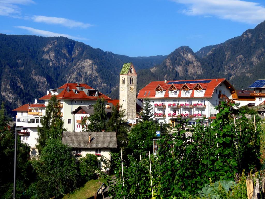 Gasthaus zum Weissen Kreuz — Hotel in Chiusa