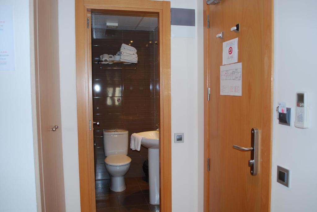 Hostal Las Flores Ramblas, Bed & Breakfast Barcelona Hostal Las Flores Ramblas, Bed & Breakfast Barcelona