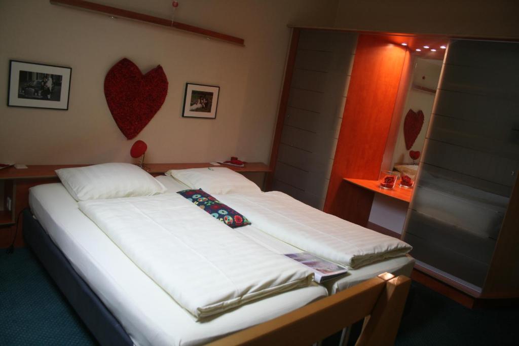 Logis Gourmet & Relax Hotel De La Sure photo