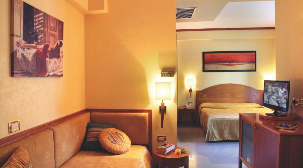 Hotel Tirreno — Hotel rooms in Parghelia, Calabria