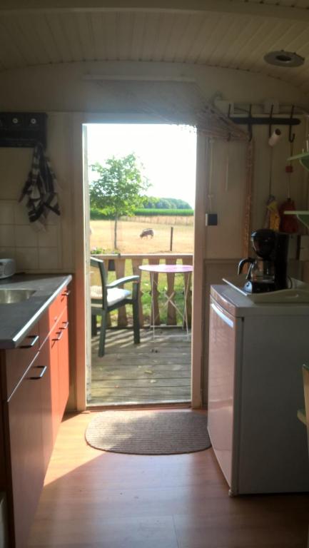 Pipowagen Lidewei Groningen Westerwolde unieke ligging met eigen tuin en vrij uitzicht over veld naa photo