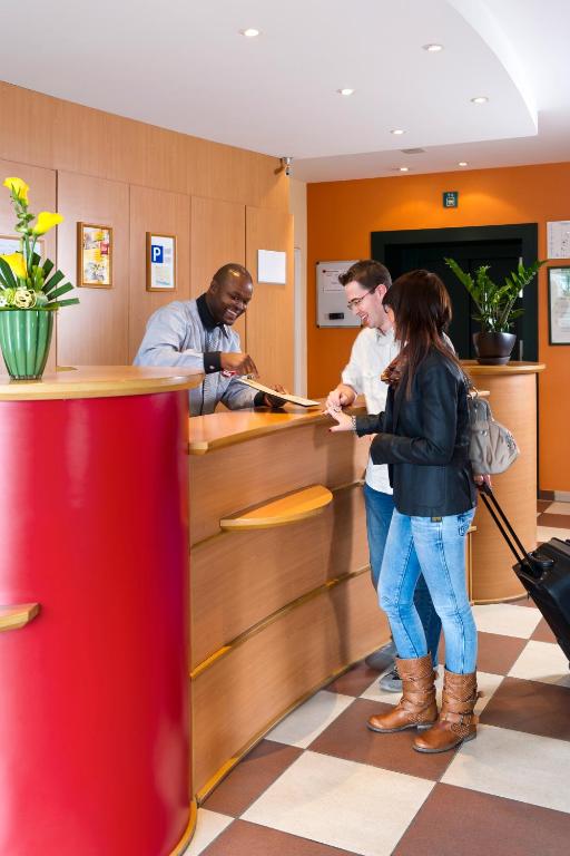 イビス シャルルロワ サントル ガール (ibis Charleroi Centre Gare) フロント・ロビー