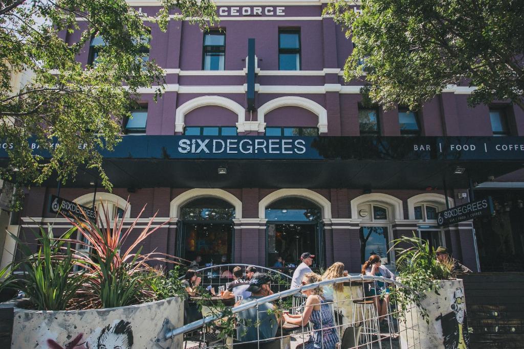 Six Degrees Motel, Albany