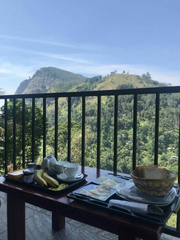 Viewfront Ella, Ella