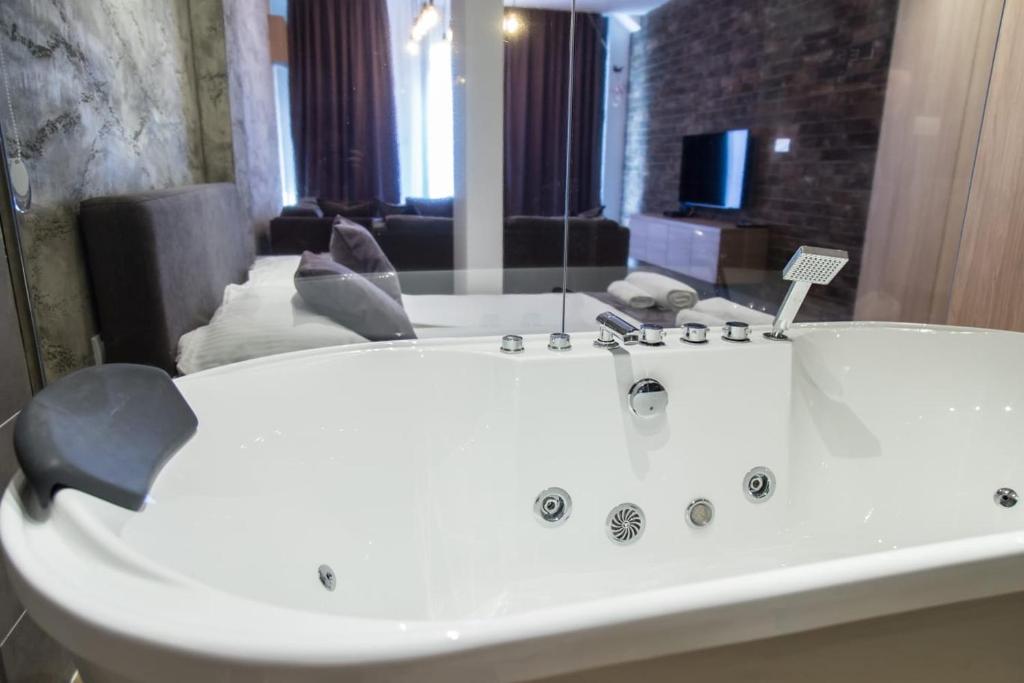 Empire Luxury Apartments photo
