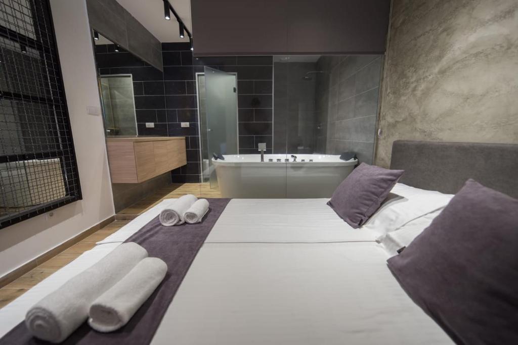 Empire Luxury Apartments photo