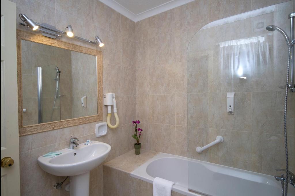 Soreda Hotel — Hotel rooms in Qawra, Malta Island