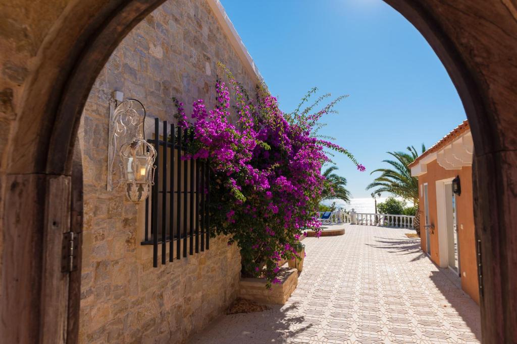 Stunning Villa Carichel Blanc - 2
