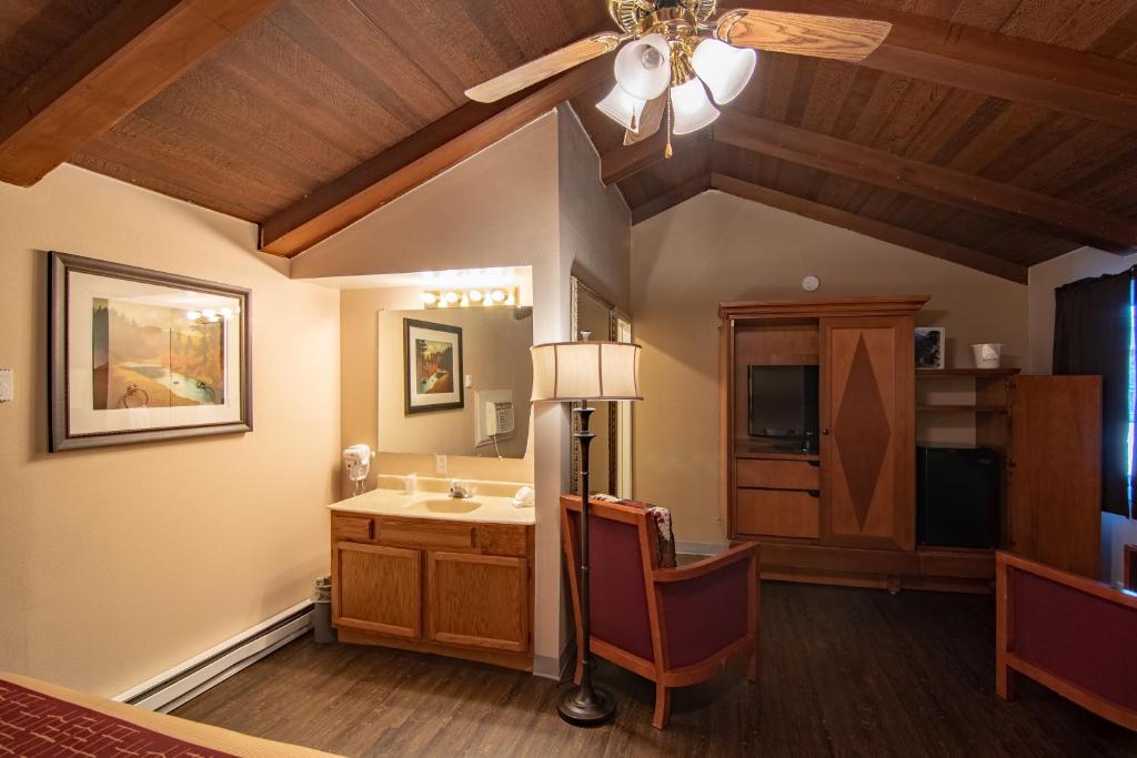 The Crow Peak Lodge photo