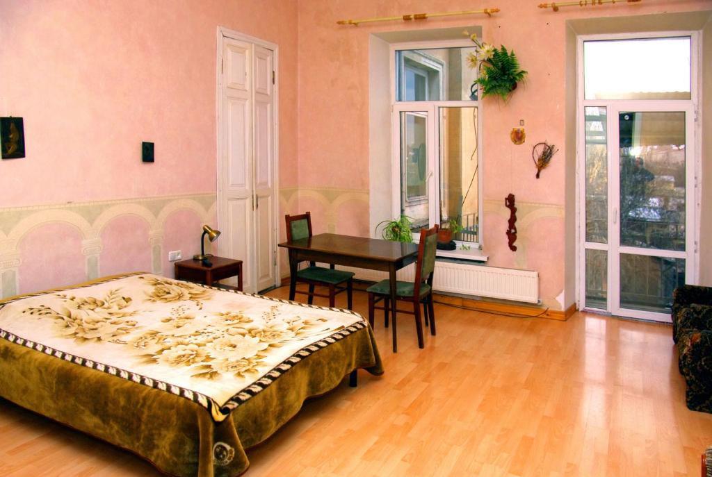 Большая комната — Hotel in Odessa