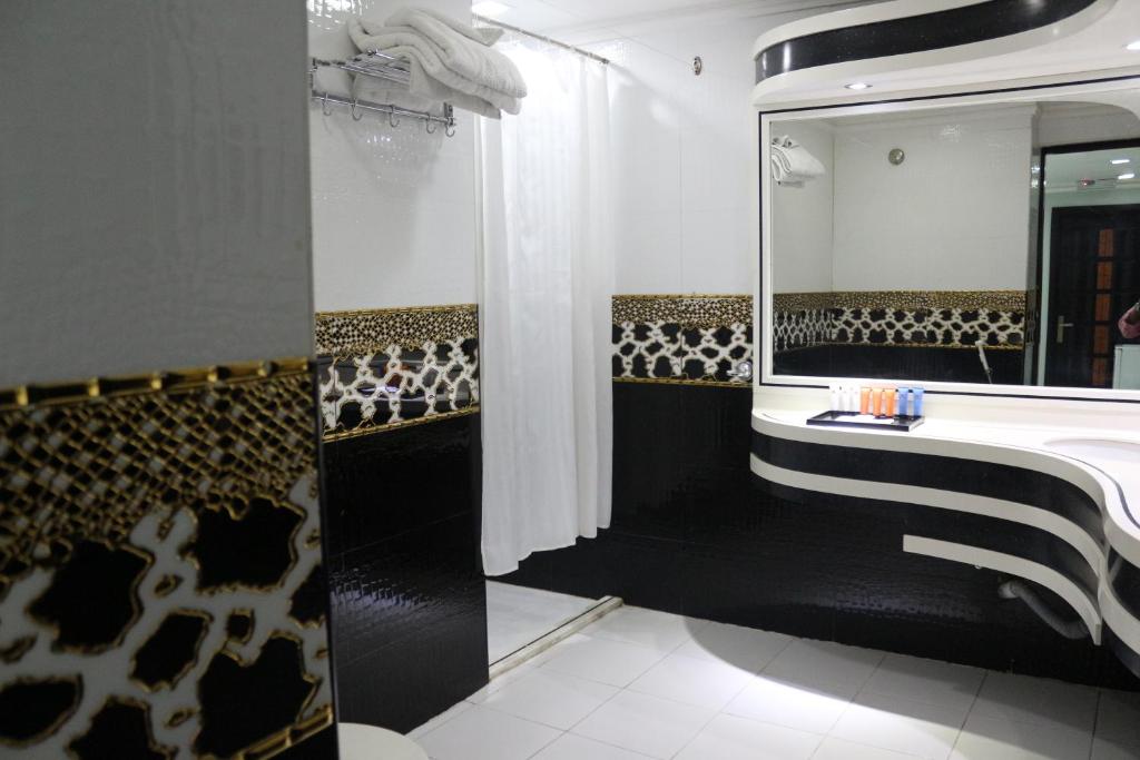 Bathroom, White Fort Hotel in Dubai