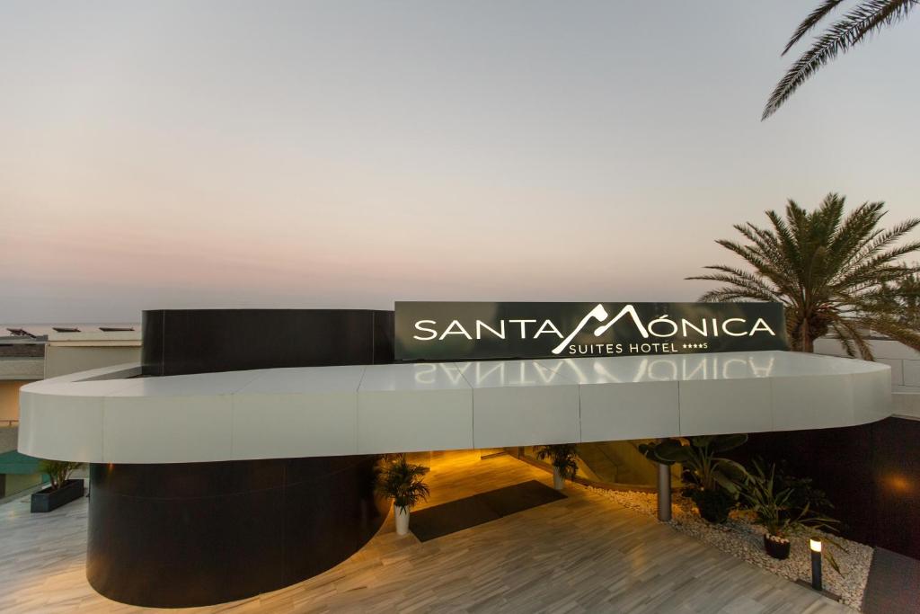 Santa Monica Suites Hotel — Hotel building in Playa del Ingles, Canary Islands