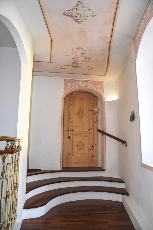 Sembenini Palace photo