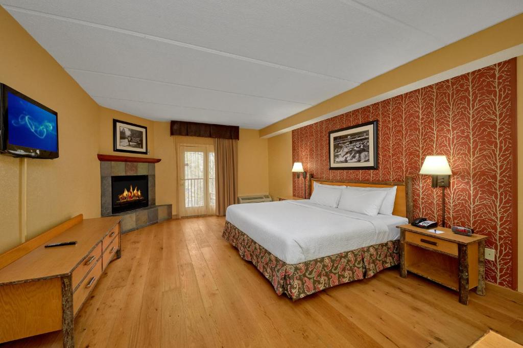 Bearskin Lodge on the River