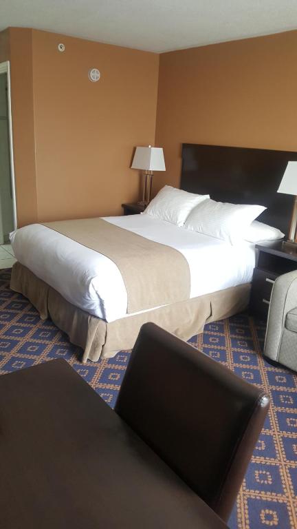 Chateau Louis Hotel & Conference Centre photo