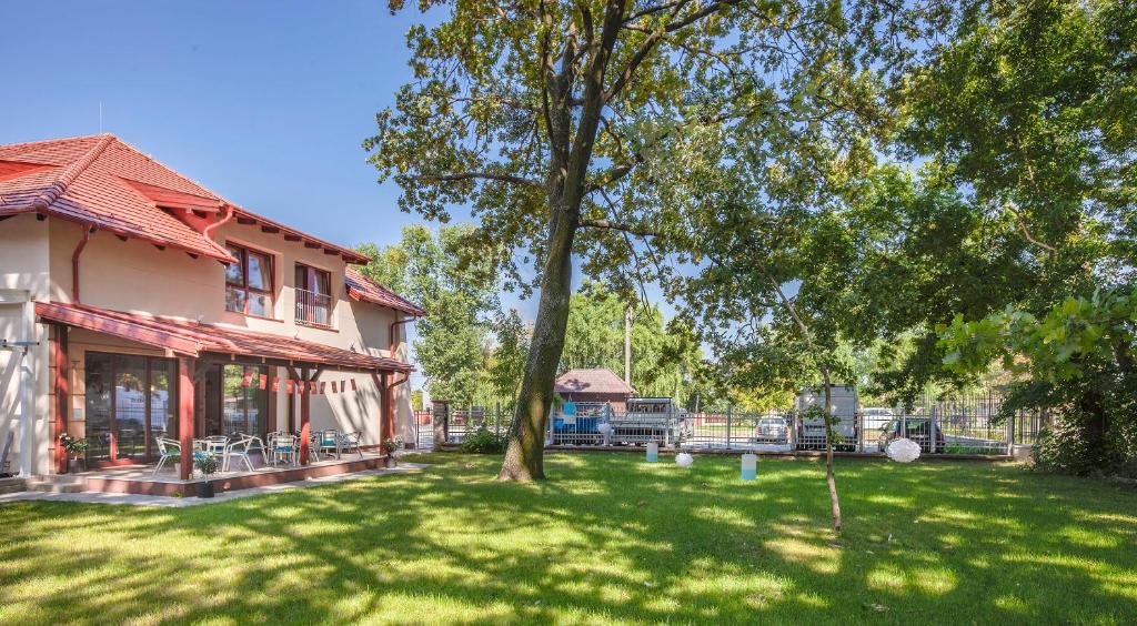 Tolgyfa Fogado — Hotel in Fehervarcsurgo