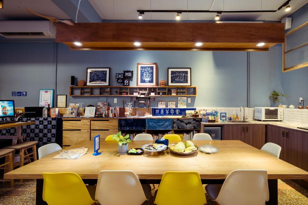 Shared lounge/TV area