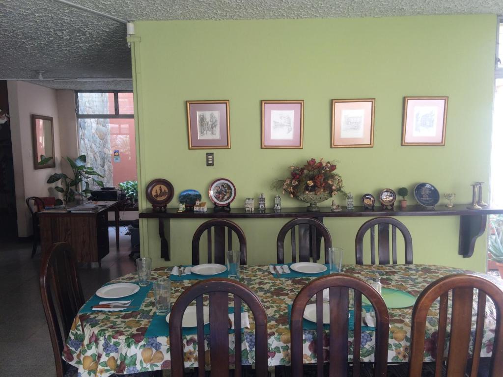 Restaurant, Hostal Los Lagos Inn in Guatemala City