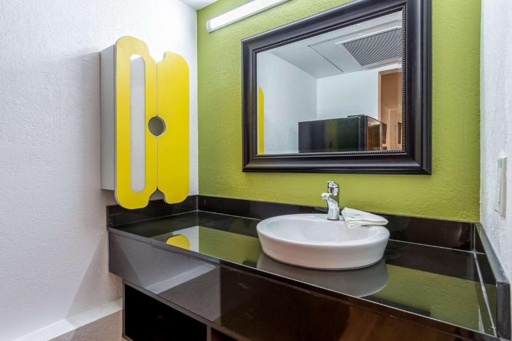 Studio 6-Buttonwillow, CA photo