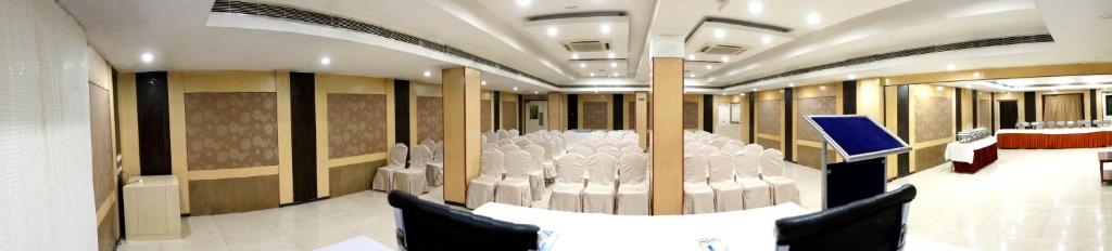 Hotel Geetha Regency photo