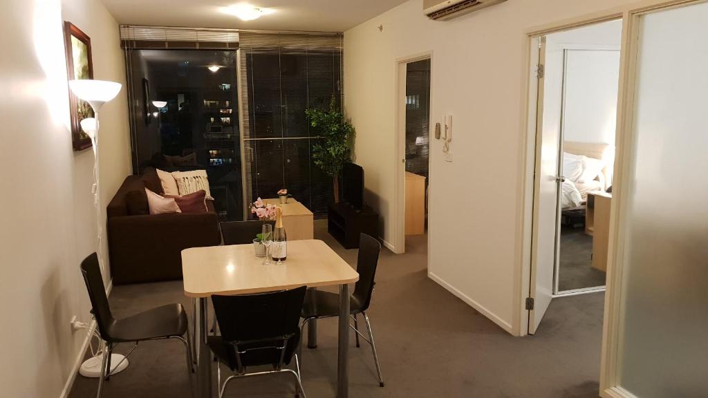 2 bedrooms CBD FREE Tram apartment (Melb Central, China Town, Queen Victoria Market, Melbourne Unive photo