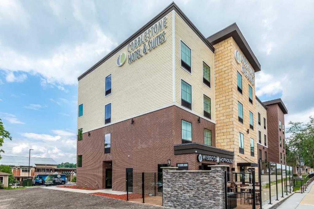 Cobblestone Hotel & Suites - Hartford photo