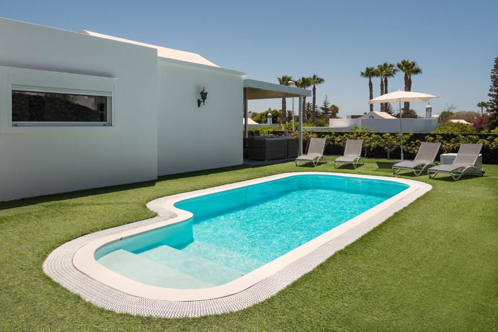 Hyde Park Lane Villas — Swimming pool in Puerto del Carmen, Canary Islands