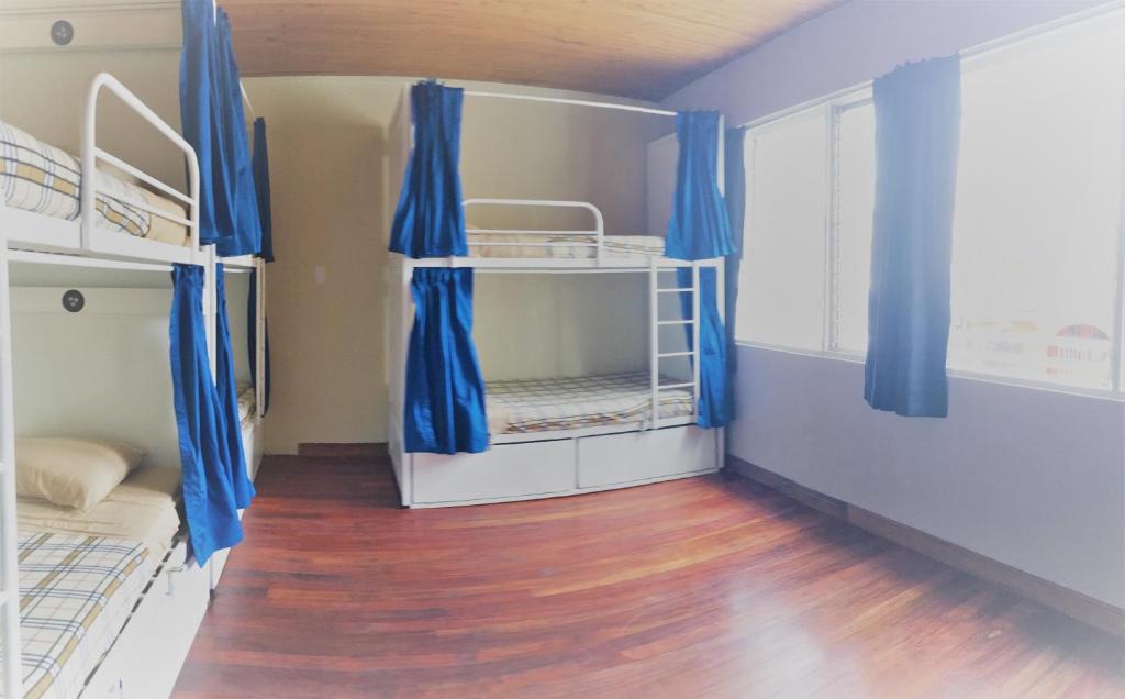 Tempat Tidur di Kamar Asrama Pria