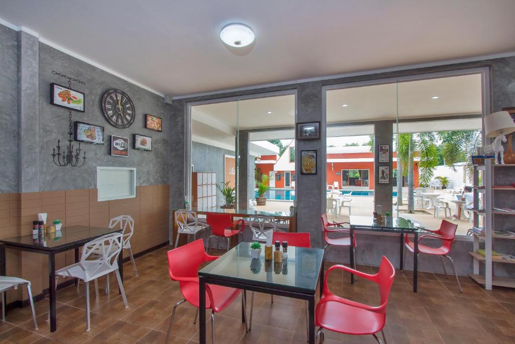 Restaurant, Maikhao Home Garden Bungalow in Phuket