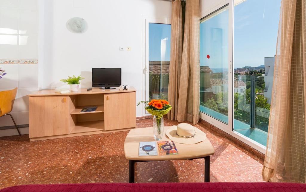 Apartaments Els Llorers — Hotel rooms in Lloret de Mar, Catalonia