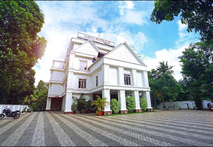 Hotel Emerald Regency — Hotel in Changanassery