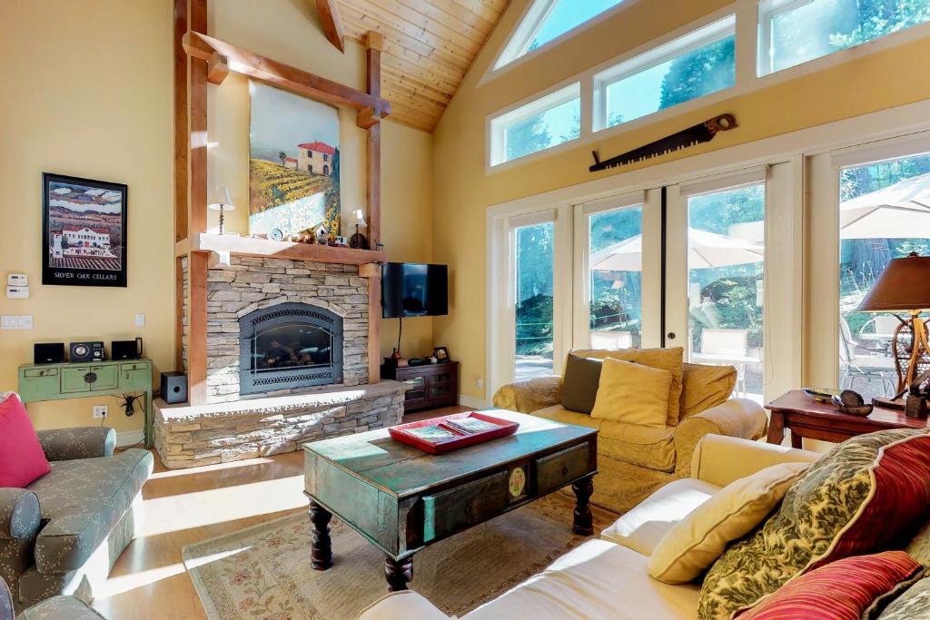 Cypress Lodge, Arnold