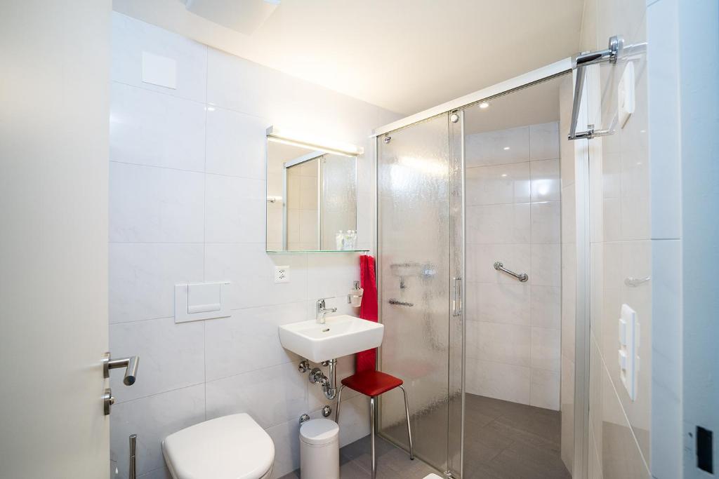 Chesa Quadrella jedes Zimmer mit Kuchenzeile photo