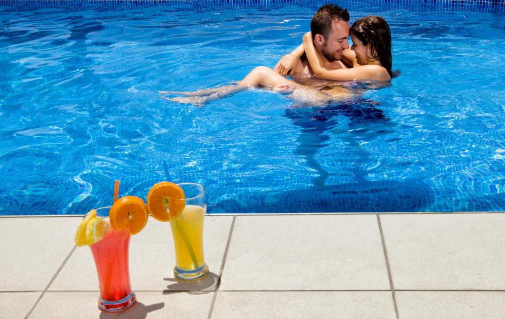Hotel Brisa — Swimming pool in Benidorm, Valencian Community